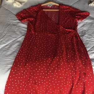 Robe d’été avec décolleté rouge